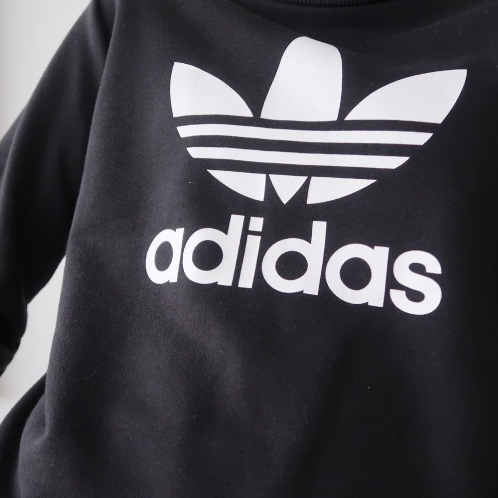 Adidas CREWNECK 🖤
